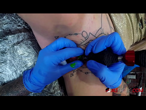 ❤️ Keçika pir tattookirî Sully Savage tattooek li ser klîtorê xwe kir. ❌ Sluts li me